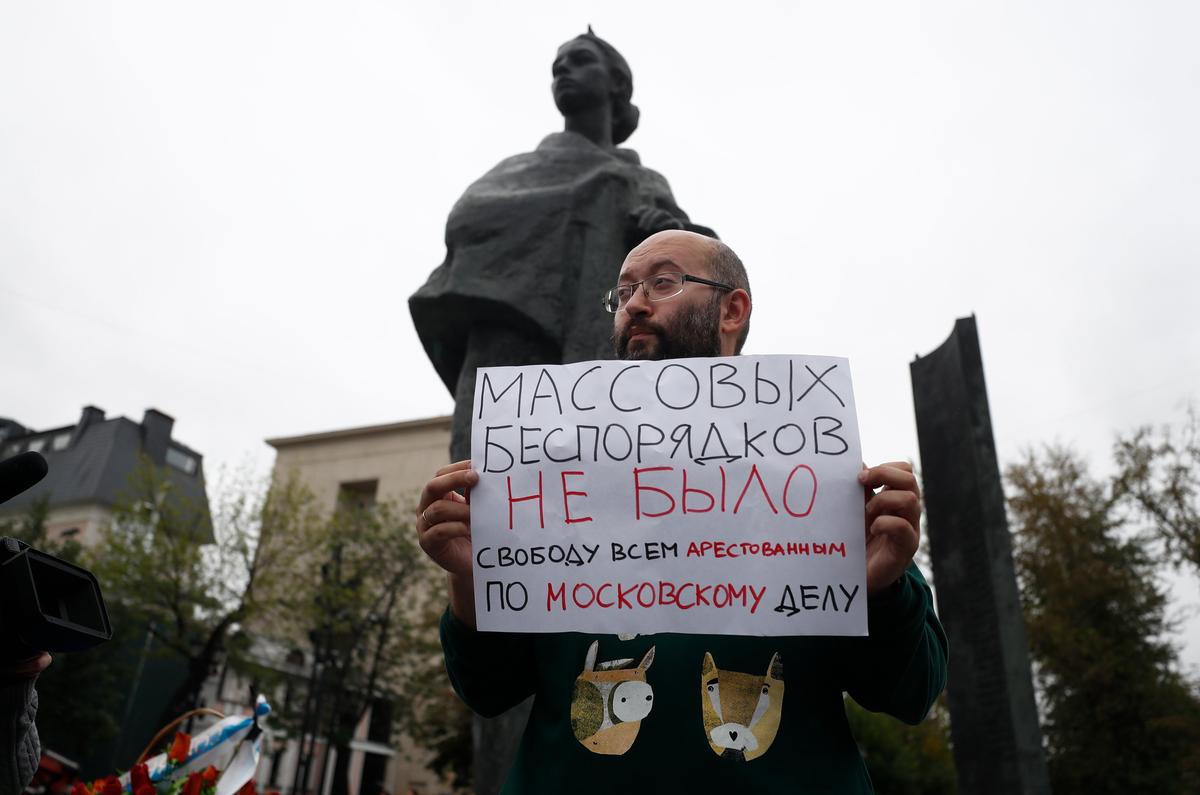 Journalist Ilya Azar stages a protest in the centre of Moscow, 17 August 2019. Photo: EPA-EFE/SERGEI ILNITSKY