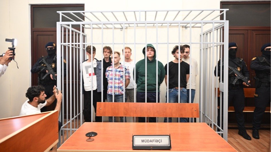 В Баку огласили обвинение восьмерым российским программистам по делу о сбыте наркотиков