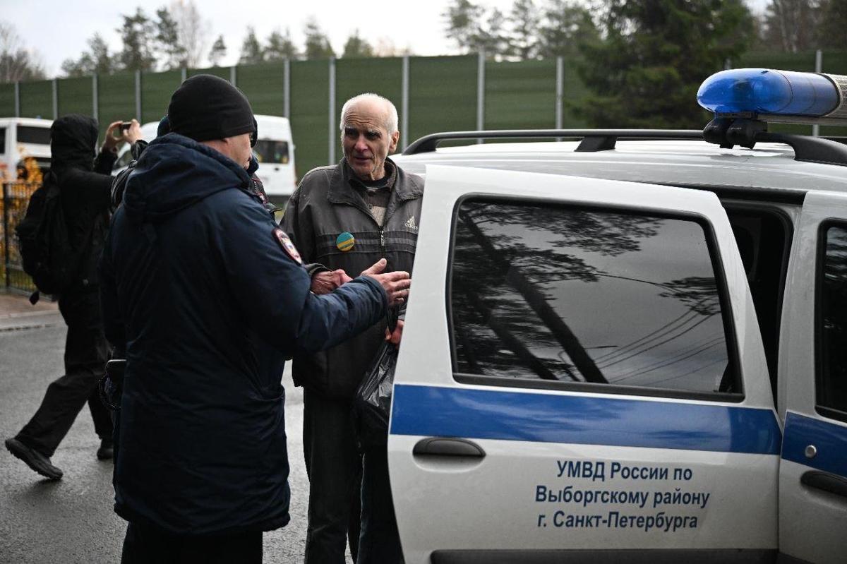 Mikhail Pushkinsky is detained by police officers in St. Petersburg, Russia, 30 October 2025. Photo: Bumaga