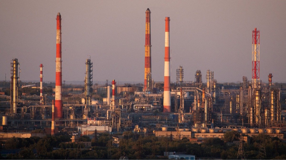 Российским нефтяным компаниям нанесем двойной урон: санкции США и продолжающиеся удары Украины по НПЗ