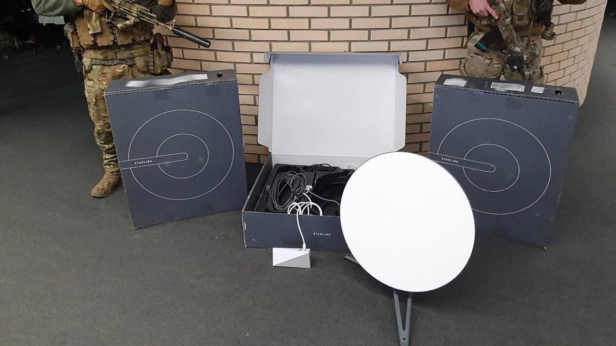 Власти Украины: российские военные угрозами заставляют семьи пленных регистрировать терминалы Starlink на себя