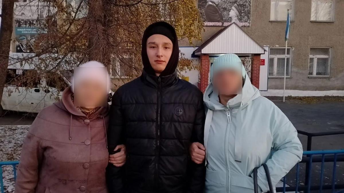 Пропавший в Курской области срочник Ильфат Хайретдинов с родственниками. Фото: соцсети