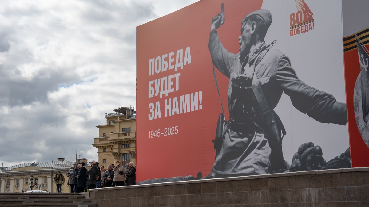 Экскурсионная группа у баннера на Охотном ряду.