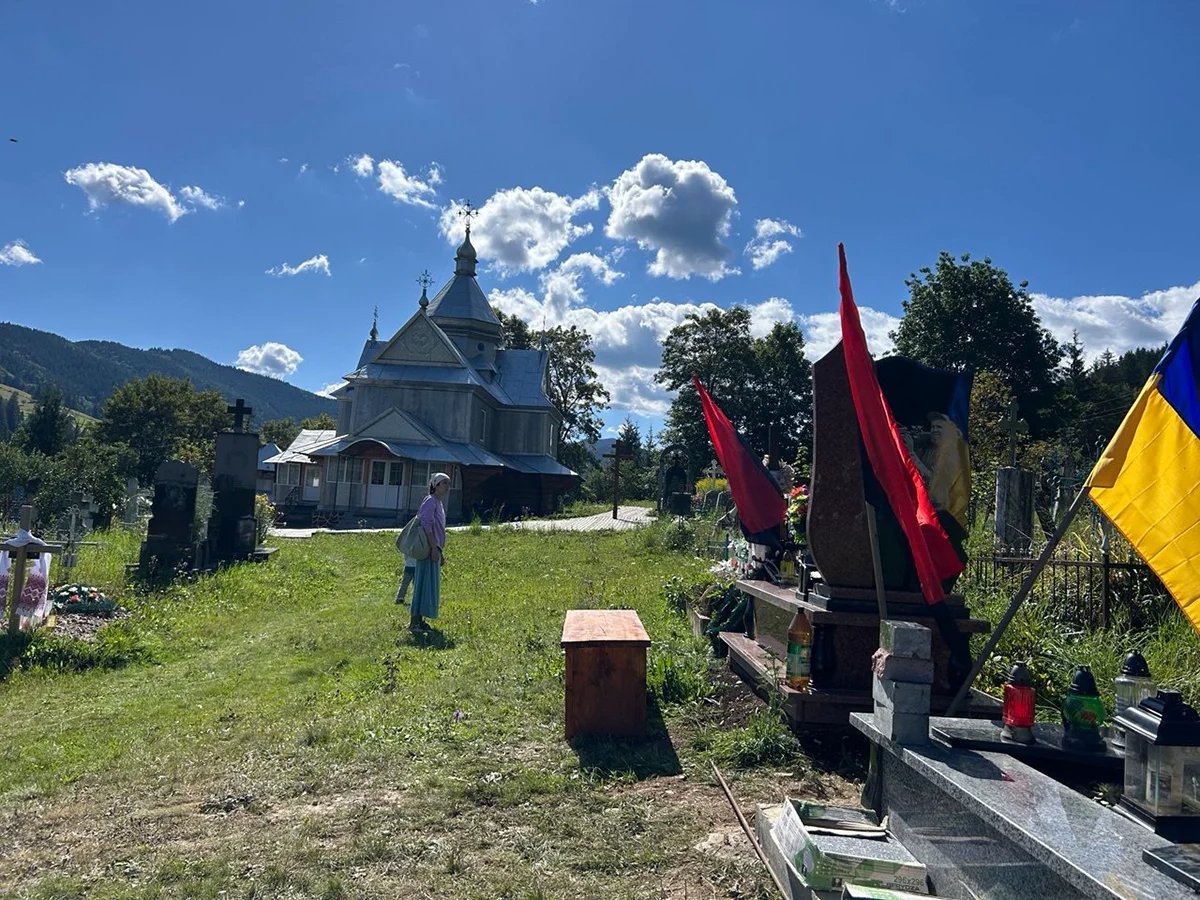 The Zelene village cemetery. Photo: Dmytro Durnev for Novaya Gazeta Europe