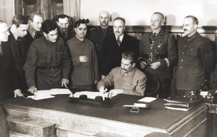 Подписание советско-польской декларации. За спиной Иосифа Сталина стоят: Сикорский, посол Станислав Кот, генерал Андерс. Фото: Wikimedia Commons , ISBN 8321402968,